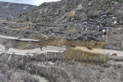 gumushane-erzincan-karayolundaki-heyelan-bolgesinde-calismalar-suruyor