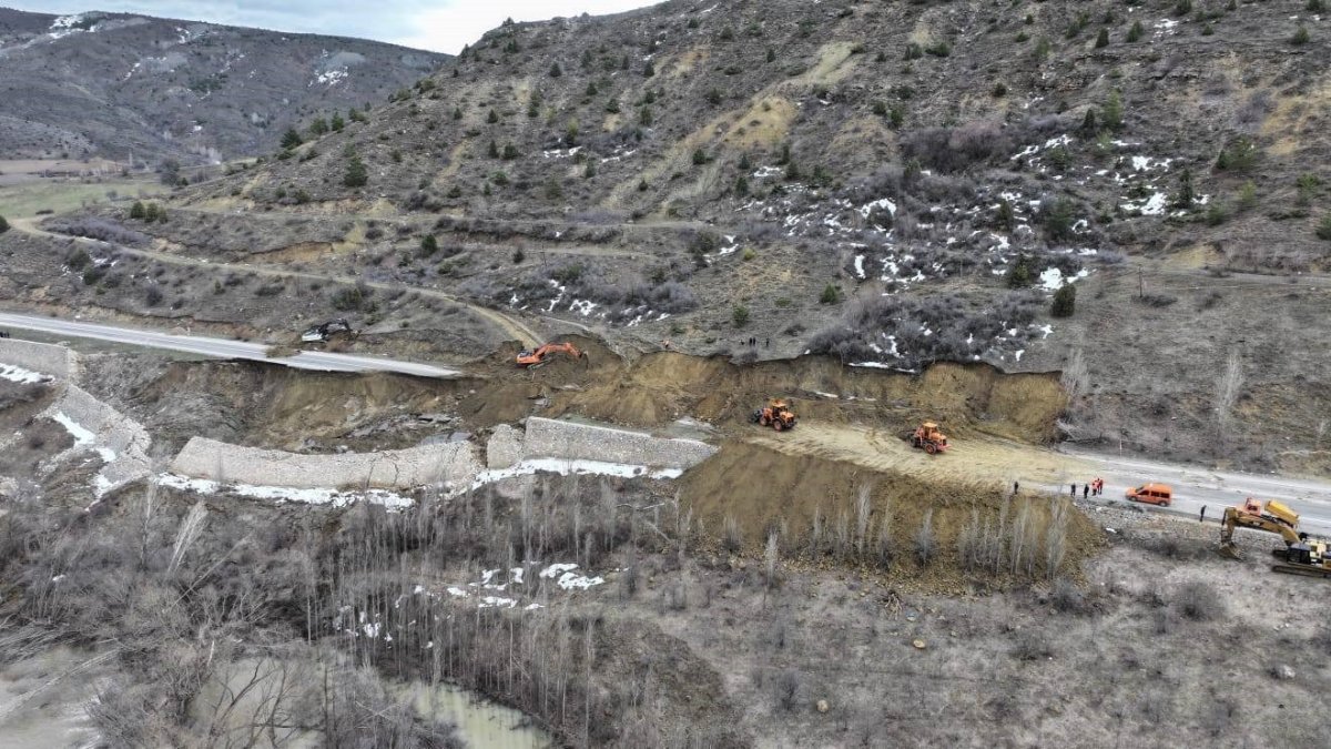 gumushane-erzincan-karayolundaki-heyelan-bolgesinde-calismalar-suruyor