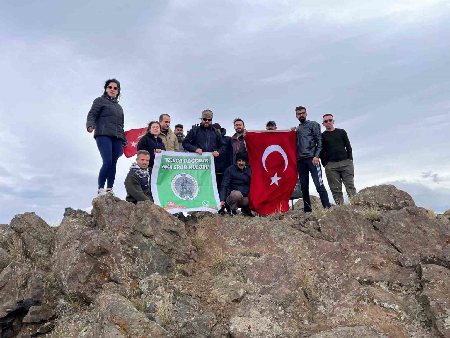 igdirda-dagcilardan-cumhuriyet-bayramina-ozel-tekelti-dagi-zirve-tirmanisi