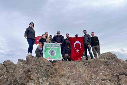 igdirda-dagcilardan-cumhuriyet-bayramina-ozel-tekelti-dagi-zirve-tirmanisi
