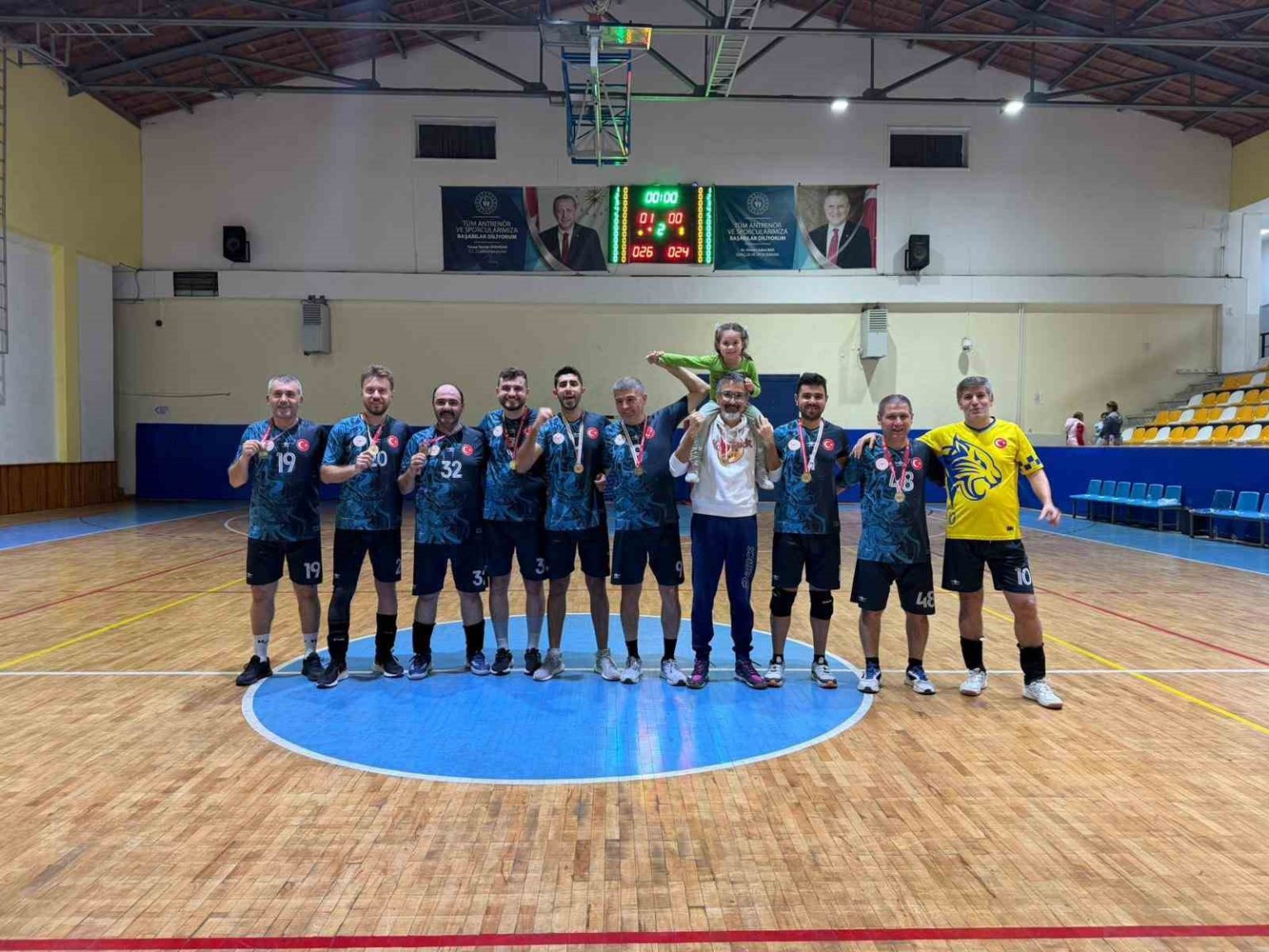 il-saglik-mudurlugu-voleybol-takimi-aydinda-sampiyon-oldu