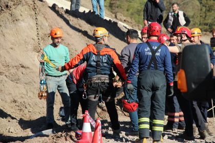 isci-30-metrelik-kuyuya-dustu-ekipler-seferber-oldu