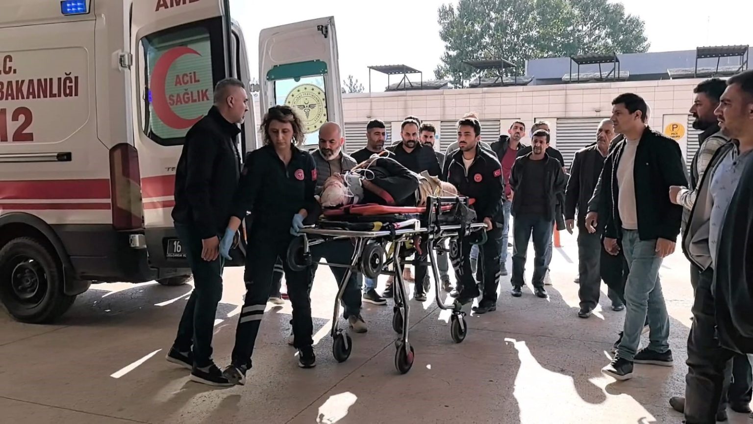 iskelenin-altinda-kalan-isci-agir-yaralandi