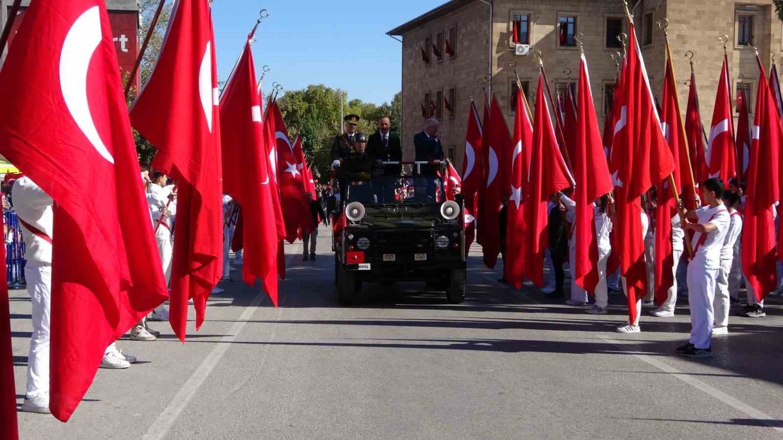 ispartada-cumhuriyet-bayraminin-102inci-yil-donumu-coskuyla-kutlandi