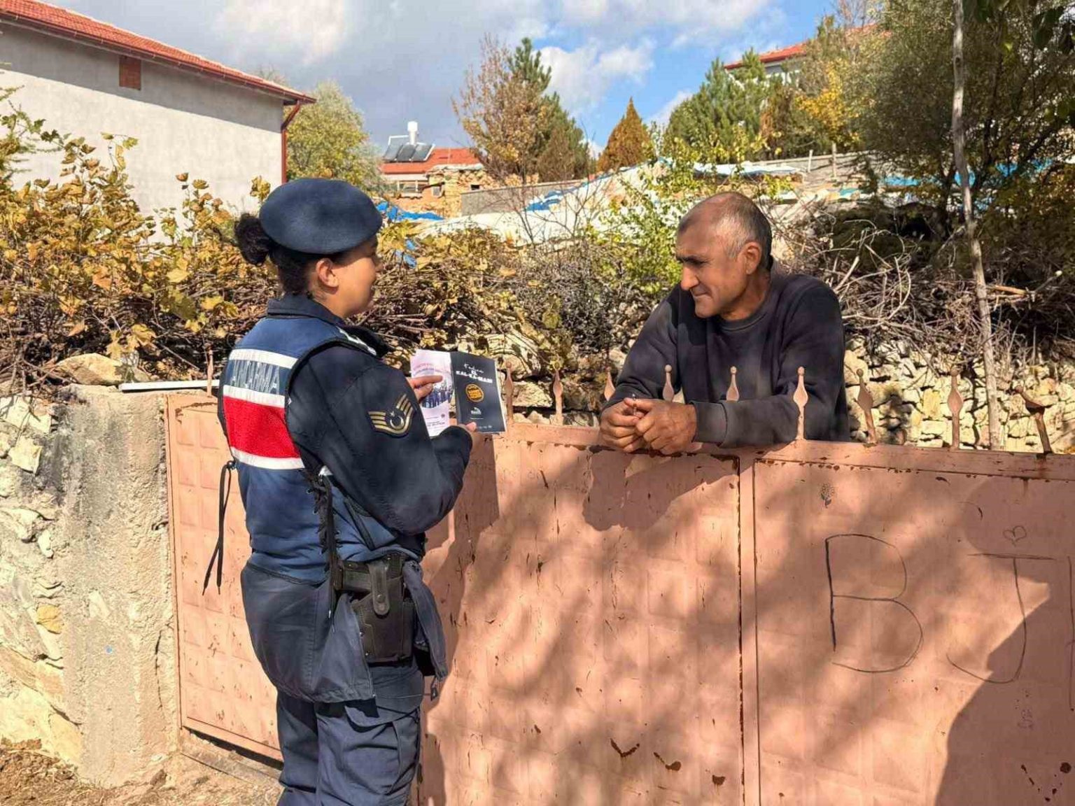 jandarma-bayatta-kadina-siddetle-mucadeleyi-anlatti