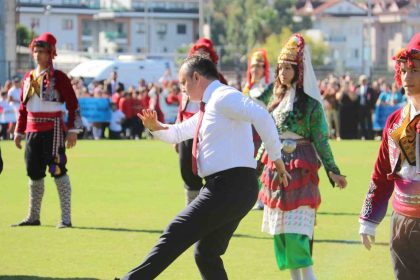 kaymakam-akkayanin-zeybek-gosterisi-buyuk-begeni-topladi