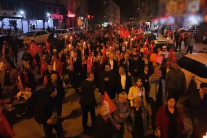 kirikkalede-binlerce-kisi-cumhuriyet-icin-yurudu