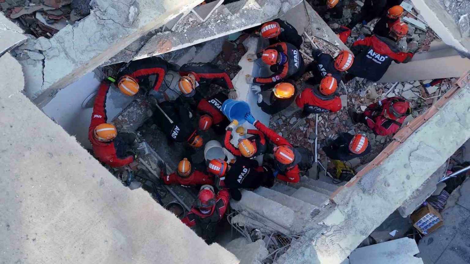 kocaeli-valisi-aktas-bir-vatandasimizin-sesini-aldik-9-bina-tedbiren-tahliye-edildi