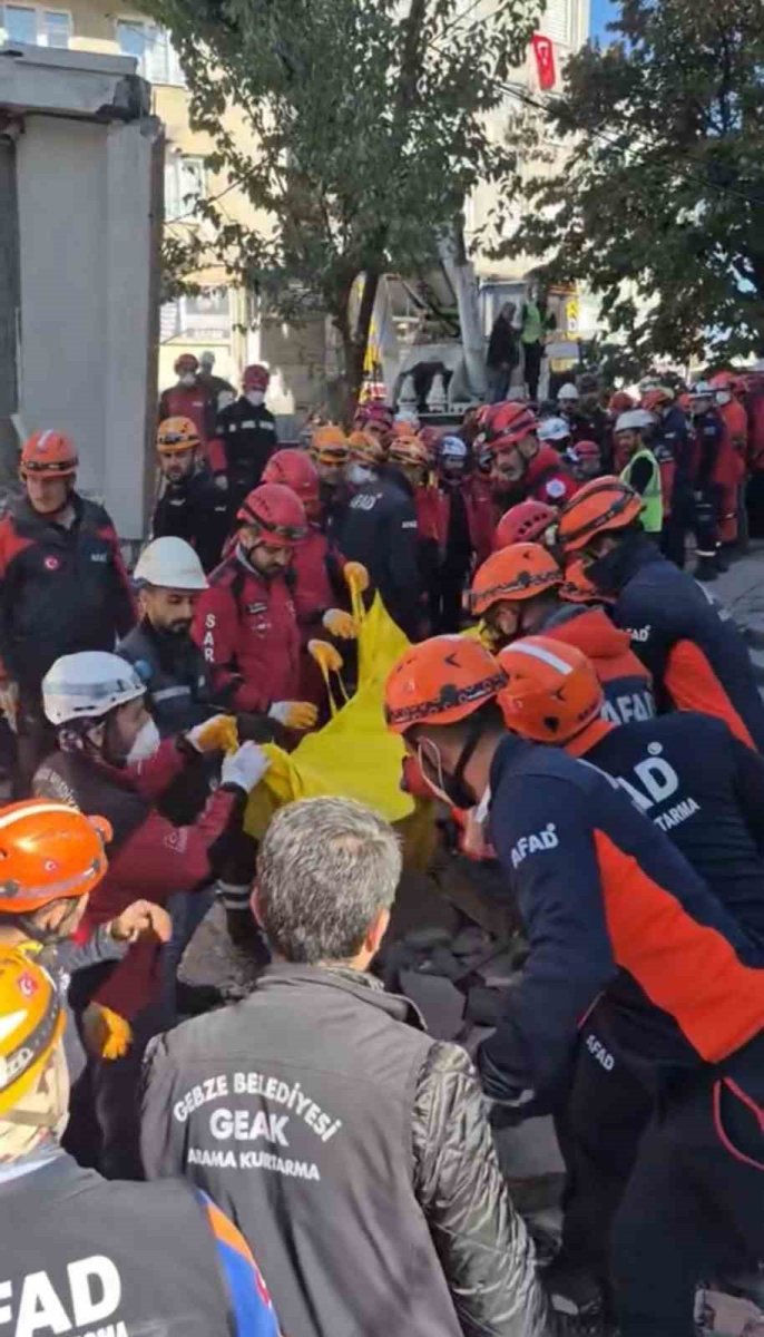 kocaelide-coken-binanin-enkazindan-2-kisinin-cansiz-bedeni-cikarildi