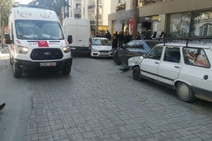 kontrolden-cikan-ticari-arac-park-halindeki-4-araca-carpti-1-yarali