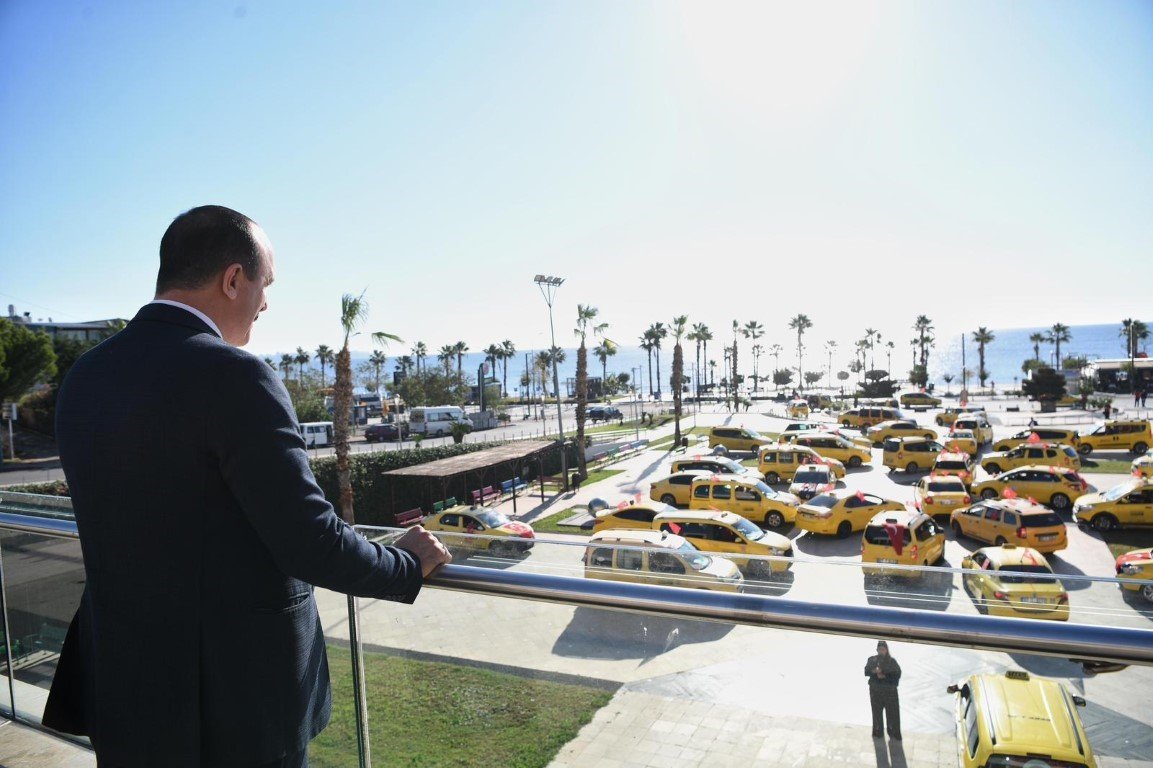 konyaaltida-taksicilerden-turk-bayrakli-cumhuriyet-konvoyu