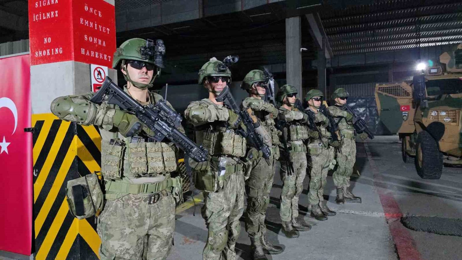 kosovada-turk-askerlerinin-zeybekli-cumhuriyet-coskusu