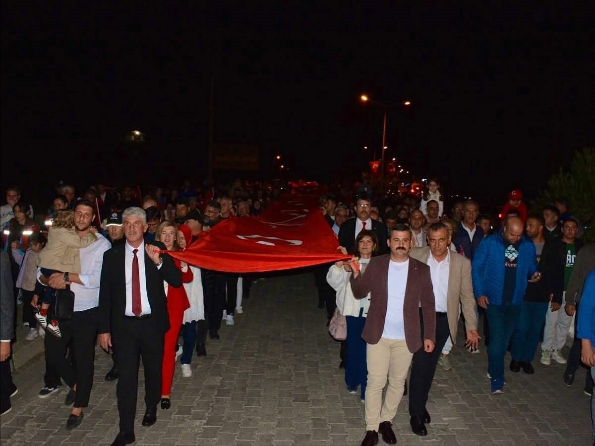 koycegizde-29-ekim-bayrak-yuruyusu-yogun-katilimla-gerceklestirildi