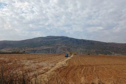 kulp-ilcesinde-ciftciler-ekim-mesaisine-basladi