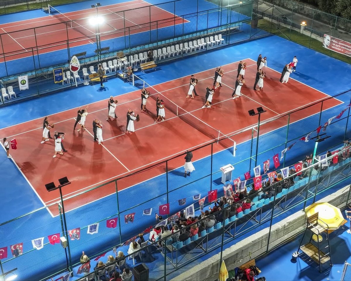 kusadasinda-cumhuriyet-coskusu-kortlara-tasindi