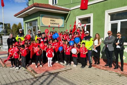 kutahyada-jandarma-ekipleri-miniklerin-cumhuriyet-bayramini-kutladi