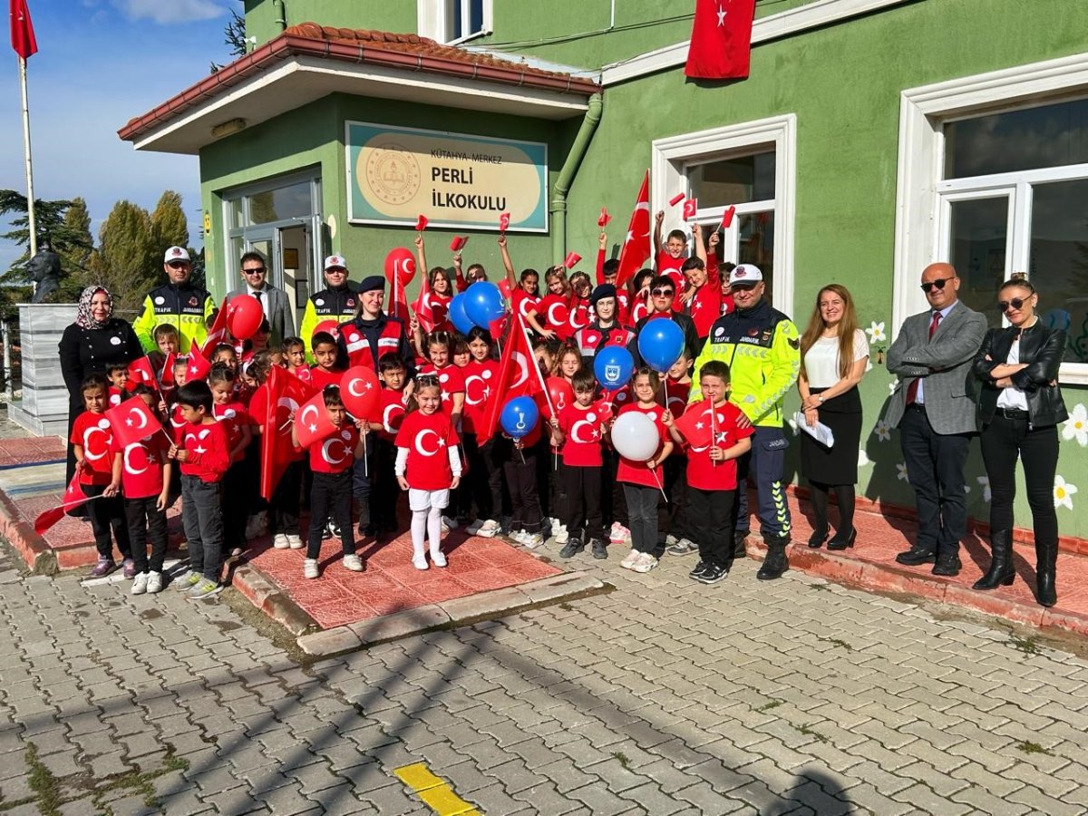 kutahyada-jandarma-ekipleri-miniklerin-cumhuriyet-bayramini-kutladi