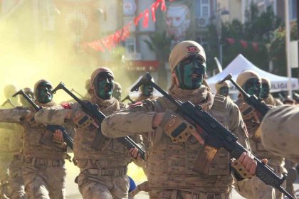 manisada-jandarmanin-tufekli-gosterisi-nefesleri-kesti