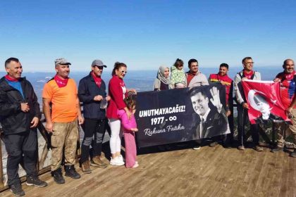 manisada-sehitlikten-zirveye-1500-metrelik-anma-tirmanisi