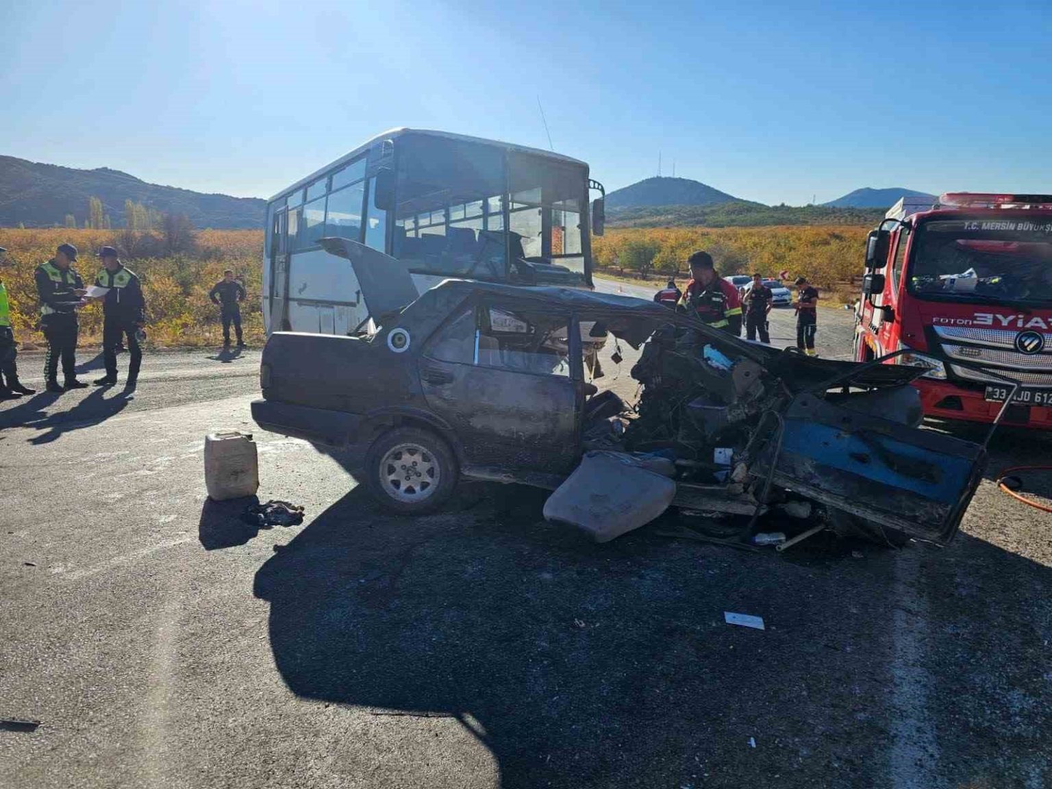 mersinde-tarim-iscilerini-tasiyan-midibus-otomobille-carpisti-3-olu-12-yarali