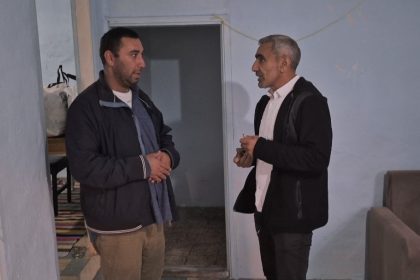 mersinden-istanbula-uzanan-buruk-bir-hayat-hikayesi-annesinin-kabul-etmedigi-engelli-adama-muhtar-sahip-cikti