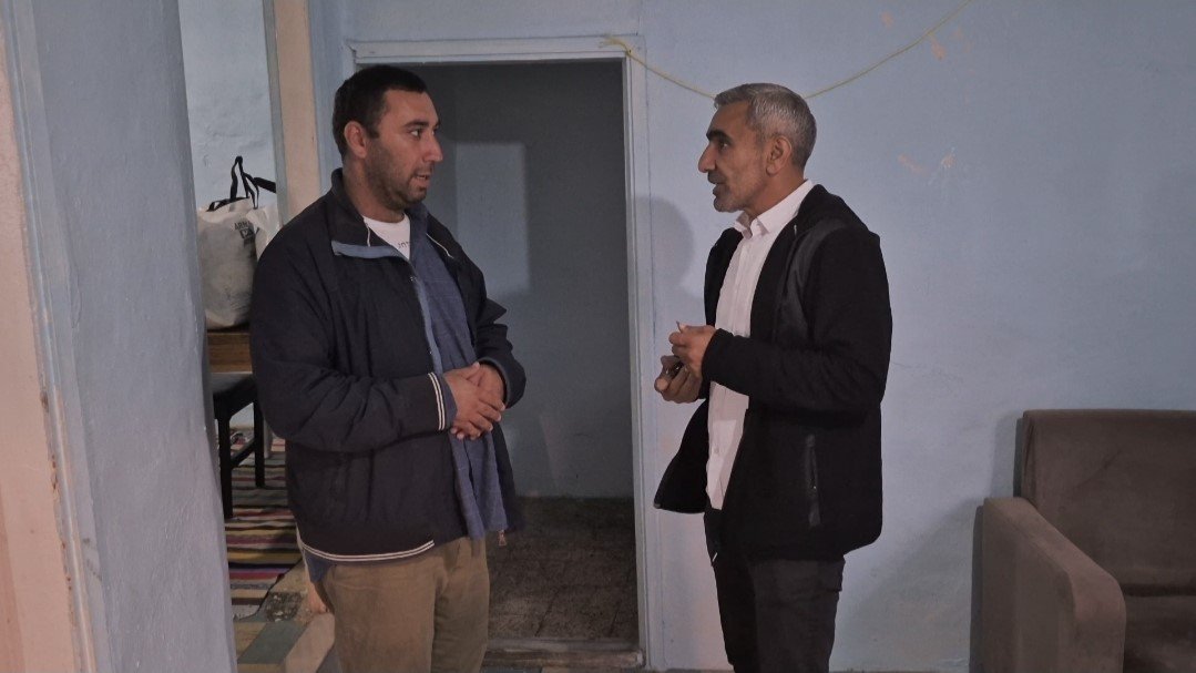 mersinden-istanbula-uzanan-buruk-bir-hayat-hikayesi-annesinin-kabul-etmedigi-engelli-adama-muhtar-sahip-cikti