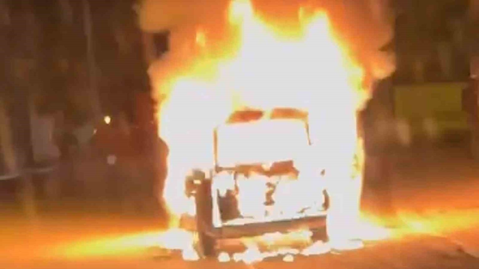 motor-kismi-alev-alan-arac-saniyeler-icinde-ates-topuna-dondu