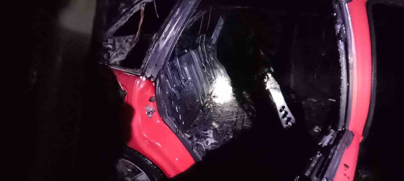 musta-seyir-halindeki-otomobil-alev-aldi