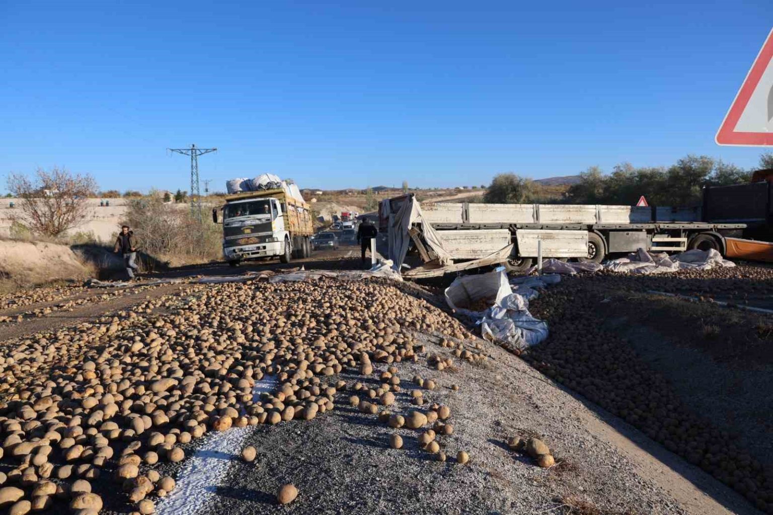 nevsehirde-patates-yuklu-tir-devrildi-yol-trafige-kapandi