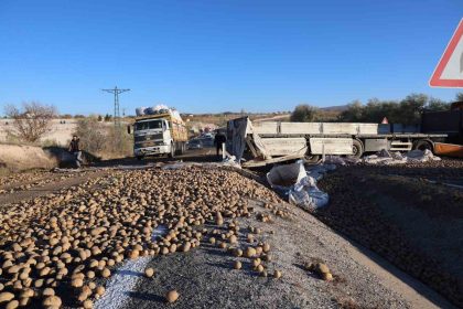 nevsehirde-patates-yuklu-tir-devrildi-yol-trafige-kapandi