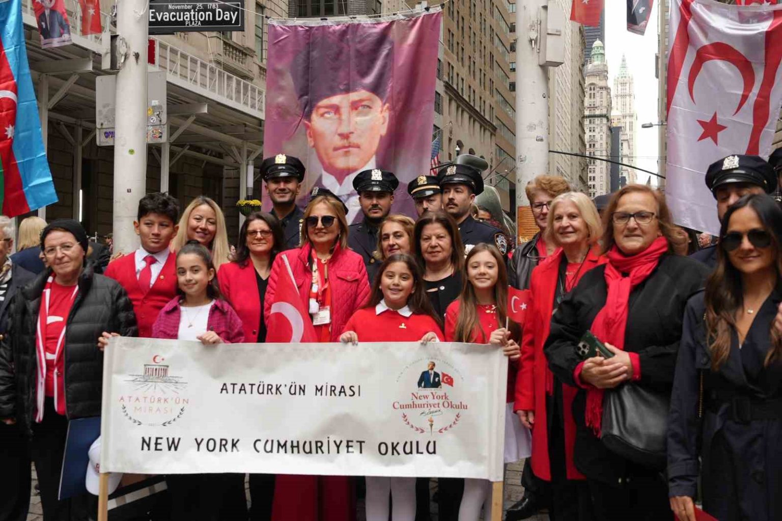 new-yorkta-turk-ve-amerikan-bayraklari-gondere-cekildi