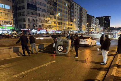 otomobilin-carptigi-cip-yan-yatti-yol-trafige-kapandi