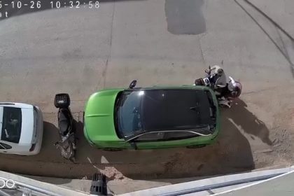 park-halindeki-otomobile-carpip-hicbir-sey-olmamis-gibi-kacti