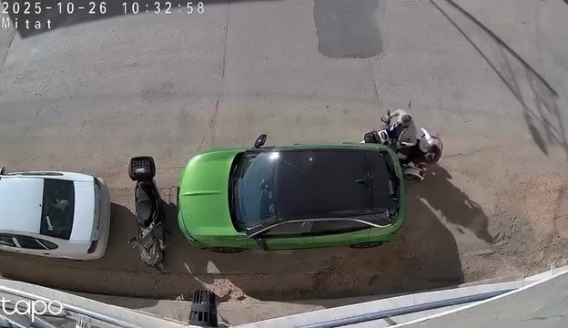 park-halindeki-otomobile-carpip-hicbir-sey-olmamis-gibi-kacti