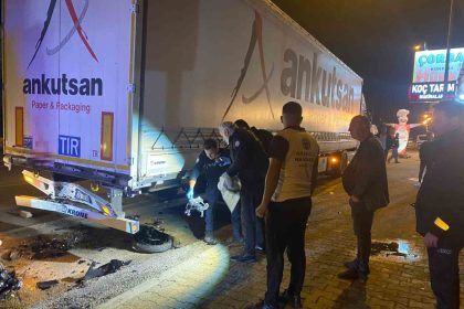 park-halindeki-tira-carpan-motosikletli-genc-kazada-hayatini-kaybetti