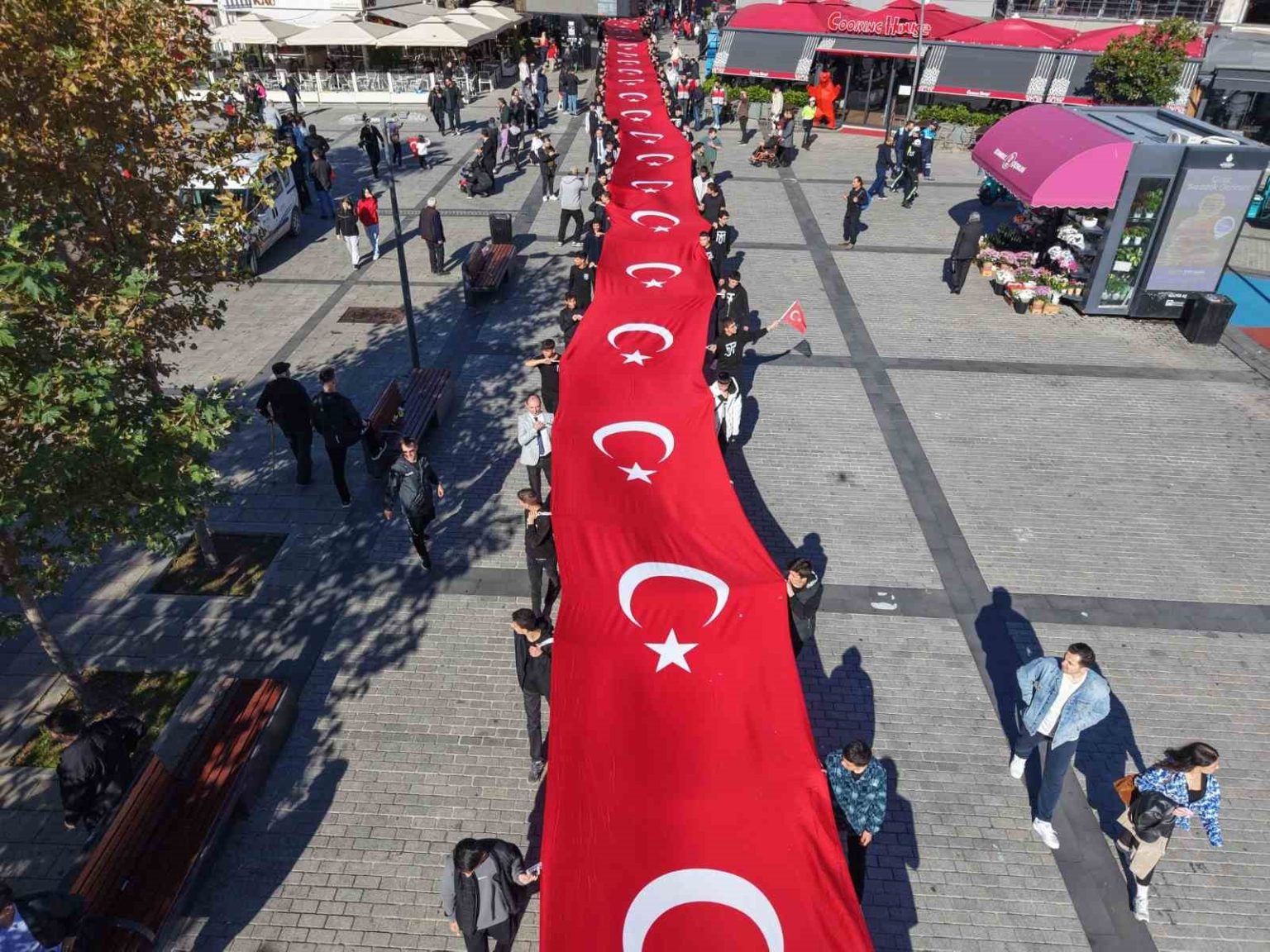 pendikte-102-metrelik-turk-bayragiyla-cumhuriyet-kutlamasi-havadan-goruntulendi