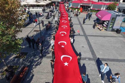 pendikte-102-metrelik-turk-bayragiyla-cumhuriyet-kutlamasi-havadan-goruntulendi