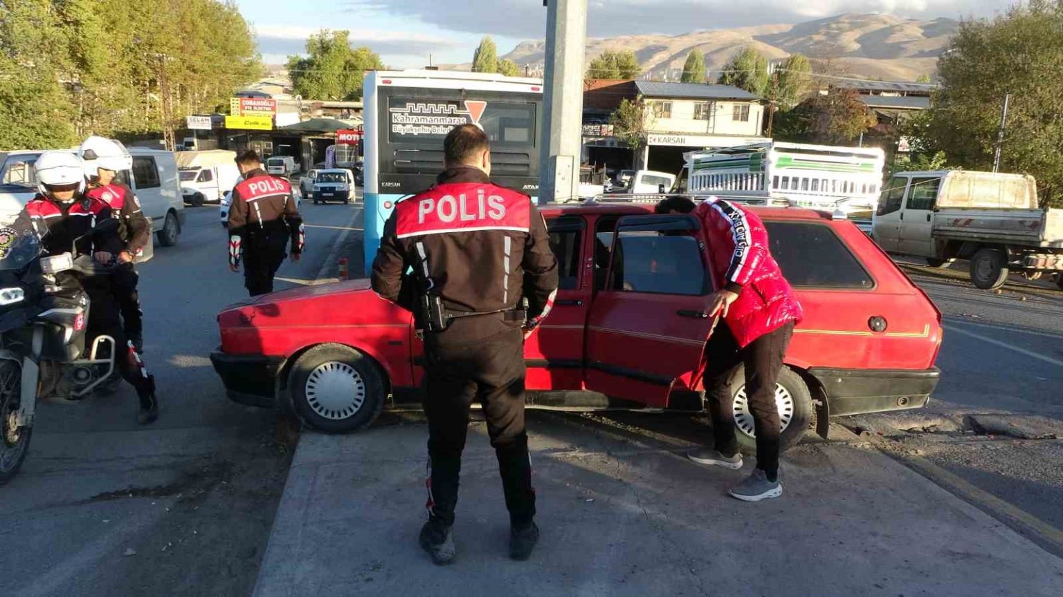polisin-dur-ihtarina-uymadi-kacarken-kaza-yapti-aracta-uyusturucu-ele-gecirildi
