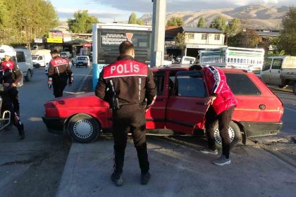 polisin-dur-ihtarina-uymadi-kacarken-kaza-yapti-aracta-uyusturucu-ele-gecirildi