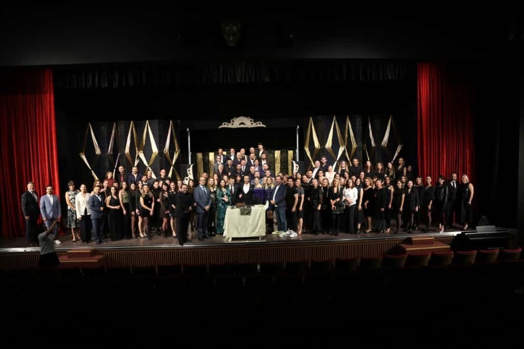 sahne-tozu-tiyatrosu-21-yilini-haldun-dormen-sahnesinde-kutladi