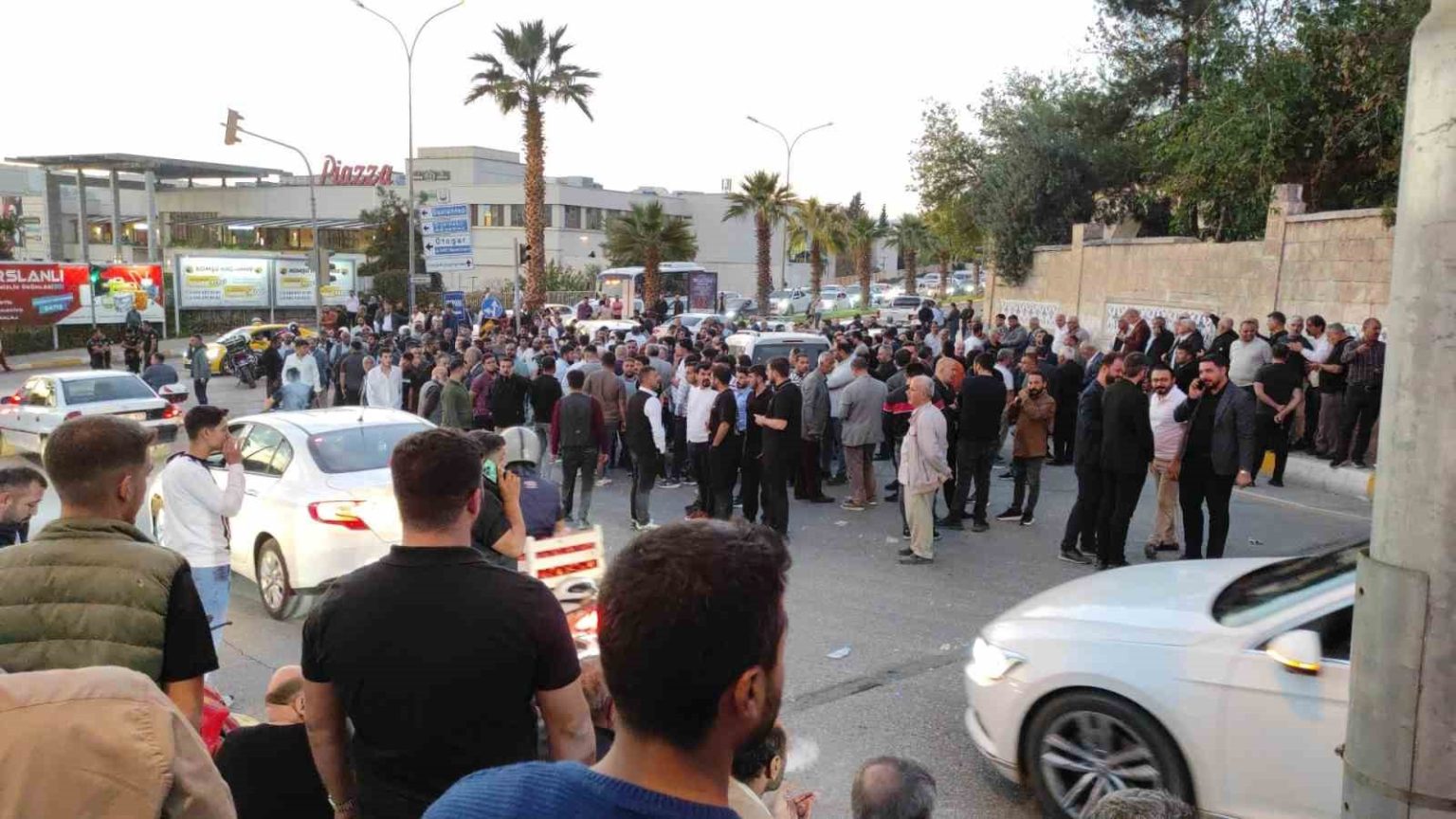 sanliurfada-cenaze-defni-sirasinda-park-cezasi-kavgasi-9-yarali