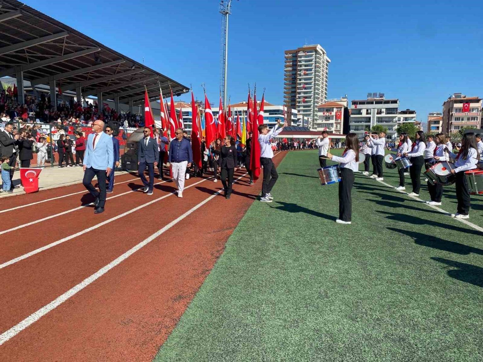 sarigol-ve-alasehirde-cumhuriyet-coskusu