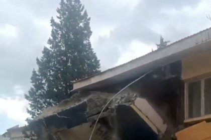 sindirgida-depremde-hasar-goren-bina-kendiliginden-yikildi