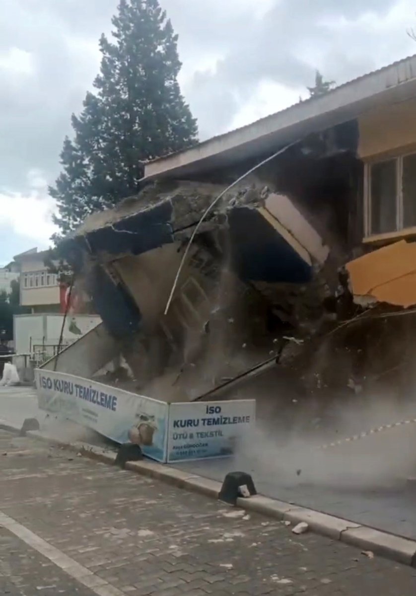 sindirgida-depremde-hasar-goren-bina-kendiliginden-yikildi