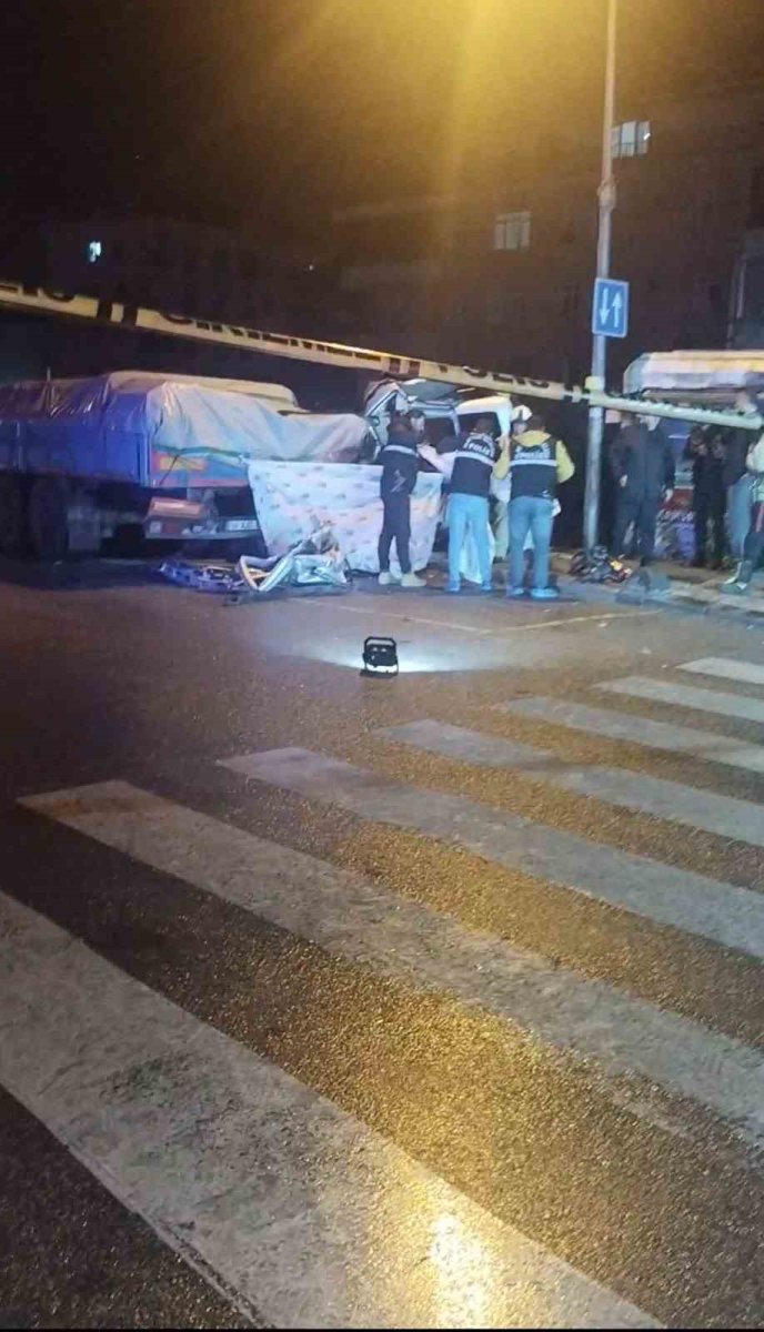 sultanbeylide-polisin-dur-ihtarina-uymayan-arac-tira-arkadan-carpti-1-olu