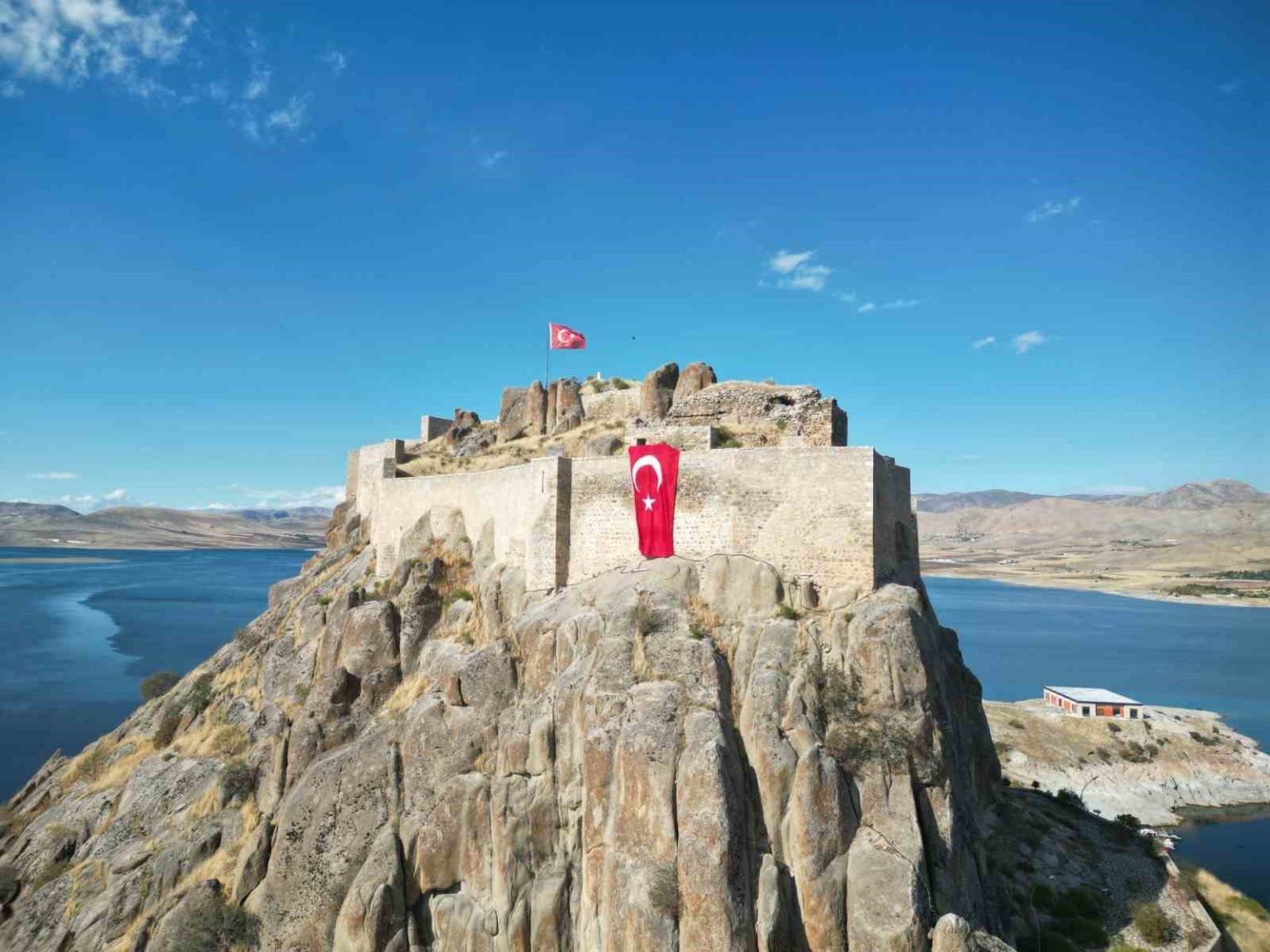 tarihi-kalenin-surlarina-50-metrekarelik-dev-turk-bayragi-asildi