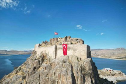 tarihi-kalenin-surlarina-50-metrekarelik-dev-turk-bayragi-asildi