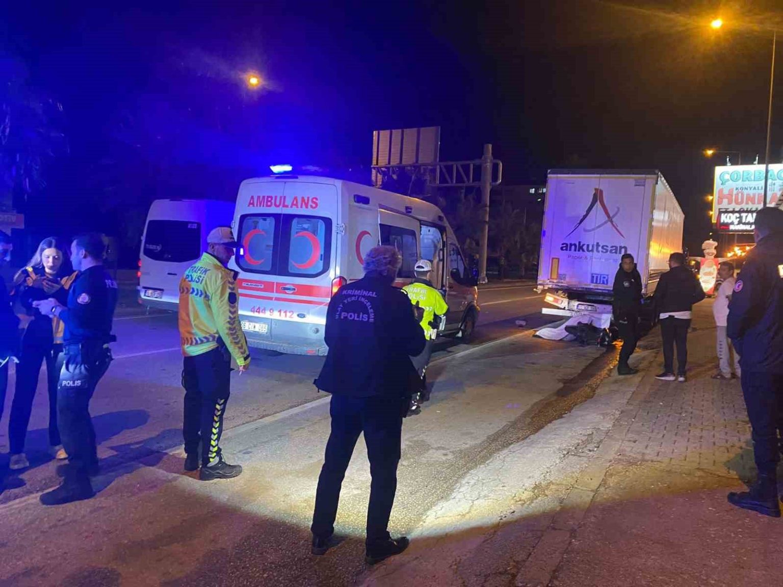 tira-carpan-motosikletli-gencin-olume-gitme-ani-kamerada