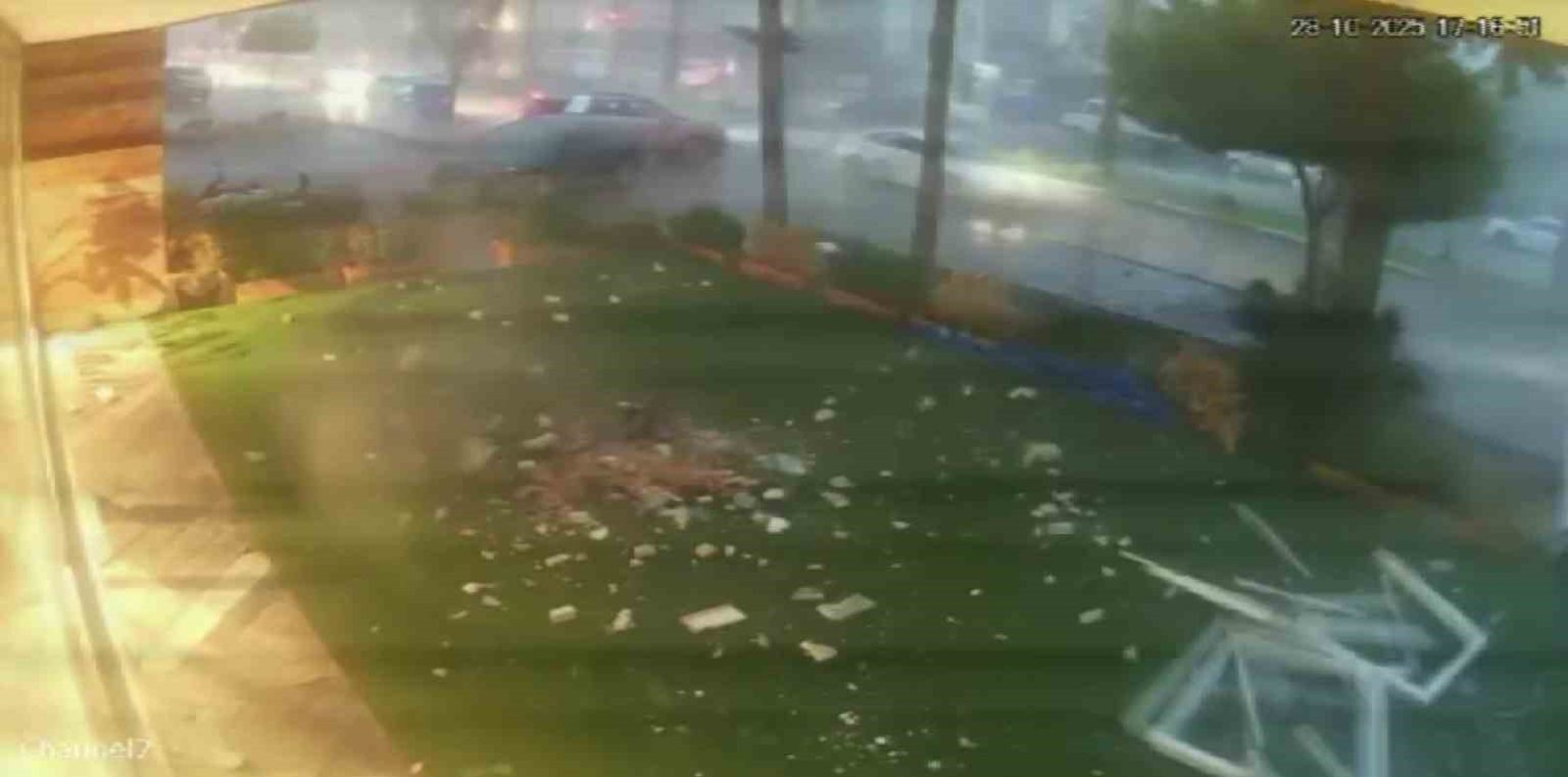 tonlarca-agirliktaki-catinin-firtinada-uctugu-anlar-kamerada