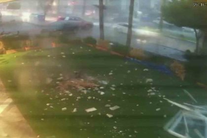 tonlarca-agirliktaki-catinin-firtinada-uctugu-anlar-kamerada